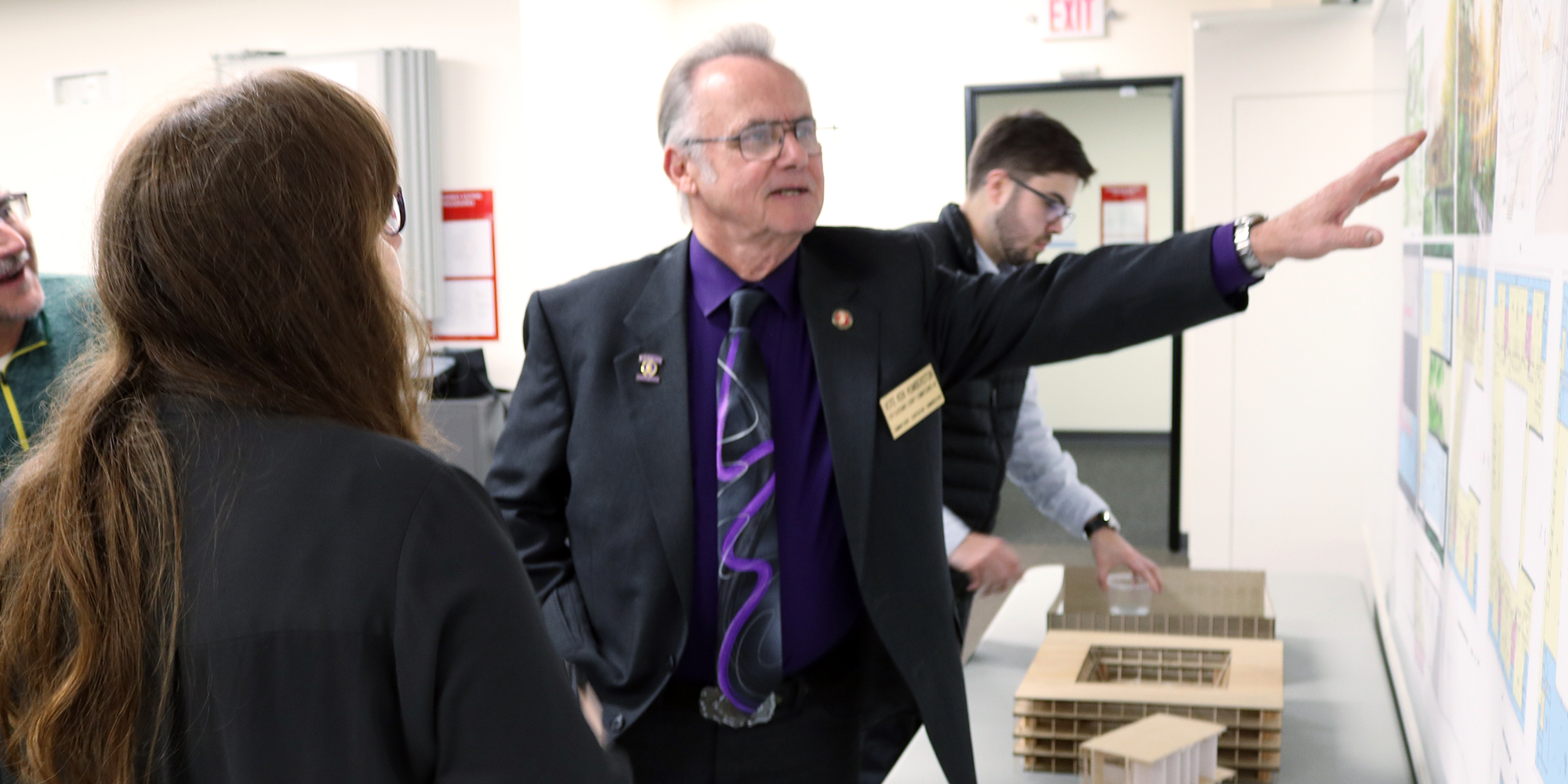 Commissioner Ken Humberston discusses design concepts with University of Oregon students. 