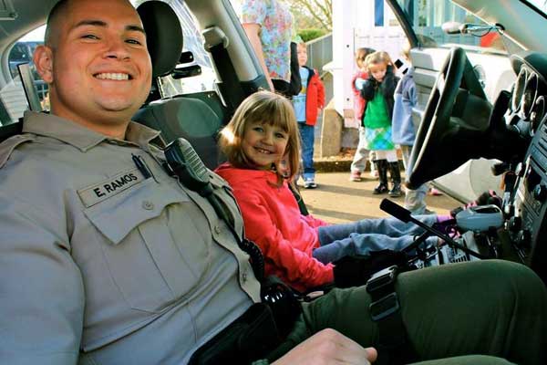 Deputy showing patrol car to children
