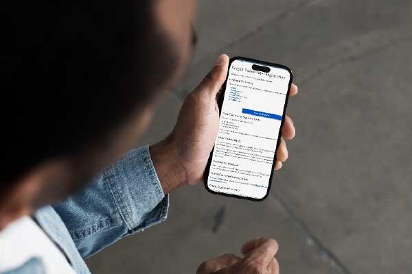 Man registering to vote on his smartphone.